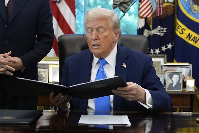 도널드 트럼프 미 대통령이 19일(현지시각) 비자 제도 관련 행정명령에 서명하고 있다. 뉴시스