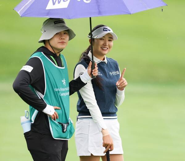 2025년 한국여자프로골프(KLPGA) 투어 하나금융그룹 챔피언십에 출전한 박혜준 프로가 2라운드에서 캐디와 함께 경기하는 모습이다. 사진제공=KLPGA