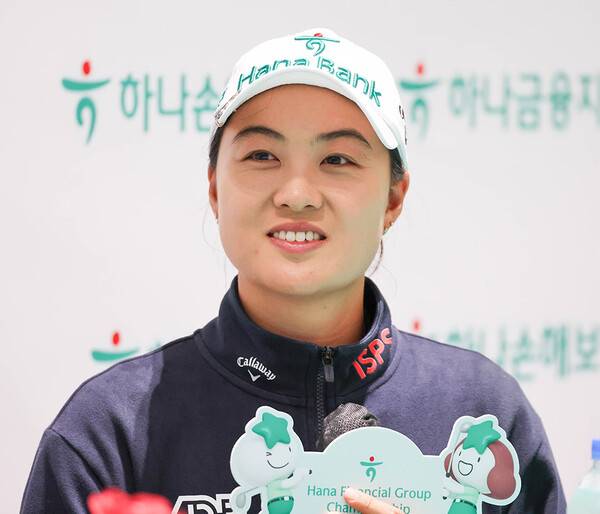 2025년 한국여자프로골프(KLPGA) 투어 하나금융그룹 챔피언십에 출전한 교포 선수 이민지(호주) 프로가 2라운드 경기 후 공식 기자회견하는 모습이다. 사진제공=KLPGA