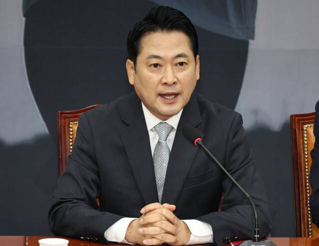 장동혁 국민의힘 대표가 국회에서 열린 최고위원회의에서 발언하고 있다. 윤운식 선임기자 yws@hani.co.kr