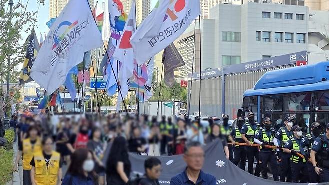 20일 오후 대구시 중구 2·28기념공원 앞 달구벌대로 일대에서 열리는 제17회 대구퀴어문화축제 ‘우리는 지(워지)지 않아’가 열렸다. 김규현 기자