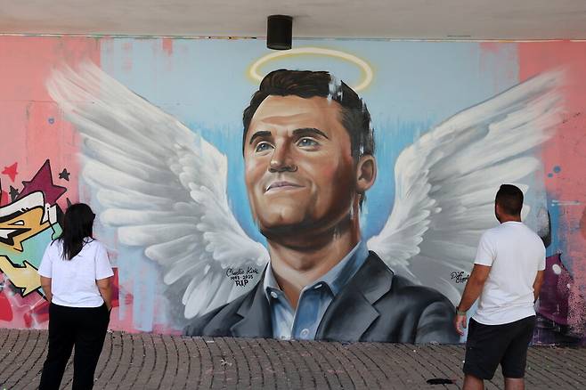 2025년 9월12일 이스라엘 남부 아슈도드에서 주민들이 총격으로 사망한 미국 극우 활동가 찰리 커크의 추모 벽화를 바라보고 있다. EPA 연합뉴스