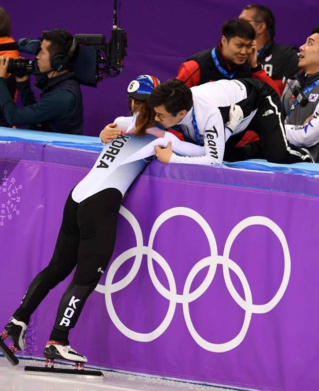김선태 감독이 2018 평창 올림픽에서 금메달을 획득한 최민정과 포옹하고 있다. 한국일보 자료사진