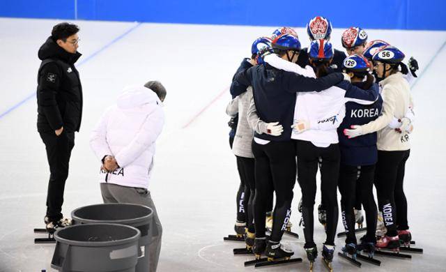 쇼트트랙 대표 선수들이 훈련 전 미팅을 하고 있다. 맨 왼쪽은 김선태 대표팀 감독. 한국일보 자료사진