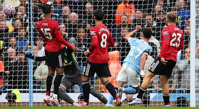 <yonhap photo-0350=""> epa12376695 Manchester City's Phil Foden (2-R) scores the 1-0 goal during the English Premier League soccer match between Manchester City and Manchester United, in Manchester, Britain, 14 September 2025. EPA/ADAM VAUGHAN EDITORIAL USE ONLY. No use with unauthorized audio, video, data, fixture lists, club/league logos, 'live' services or NFTs. Online in-match use limited to 120 images, no video emulation. No use in betting, games or single club/league/player publications./2025-09-15 01:06:28/ <저작권자 ⓒ 1980-2025 ㈜연합뉴스. 무단 전재 재배포 금지, AI 학습 및 활용 금지></yonhap>
