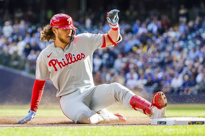 <yonhap photo-1958=""> Philadelphia Phillies third baseman Alec Bohm slides into third base as he hits a triple in the seventh inning of the MLB game between the Philadelphia Phillies and the Milwaukee Brewers at American Family Field in Milwaukee, Wisconsin on Thursday, September. 4, 2025. Photo by Tannen Maury/UPI/2025-09-05 07:10:41/ <저작권자 ⓒ 1980-2025 ㈜연합뉴스. 무단 전재 재배포 금지, AI 학습 및 활용 금지></yonhap>