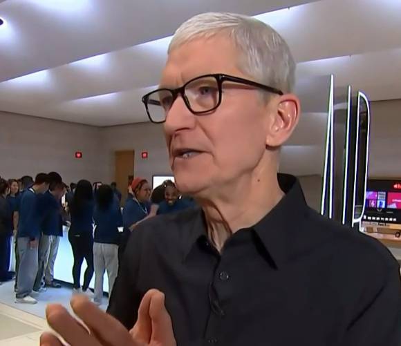 팀 쿡 애플 CEO가 19일(현지시간) 아이폰17 출시 행사 직후 CNBC와만나 인터뷰하고 있다. [사진=CNBC 화면 캡처]