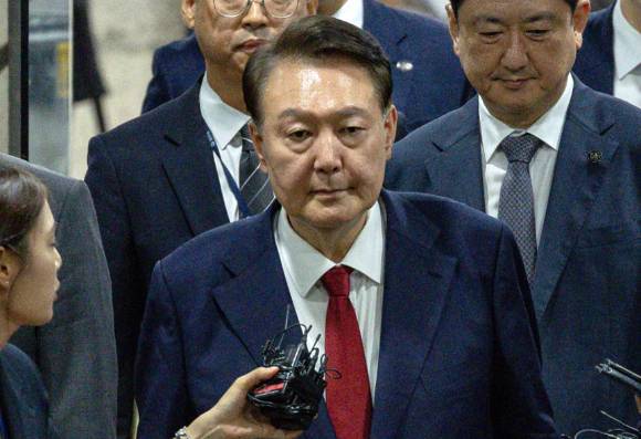 윤석열 전 대통령이 지난 7월 9일 서울 서초구 서울중앙지방법원에서 구속 전 피의자 심문(영장실질심사)을 마치고 대기 장소인 서울구치소로 이동하고 있다. [사진=곽영래 기자]