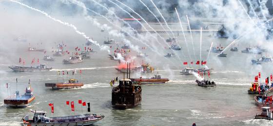 전남 진도 울돌목에서 열린 ‘명량대첩 해전재현’. 올해는 이순신 장군이 13척의 배로 133척의 일본 수군을 격파한 전투를 디지털활극으로 재현한다. 중앙포토