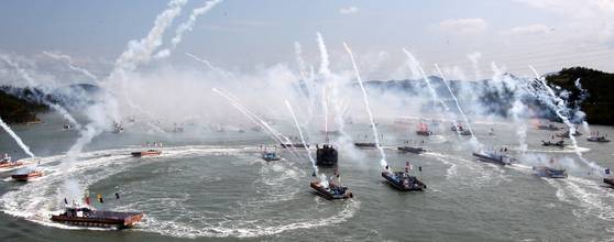 전남 진도 울돌목에서 열린 ‘명량대첩 해전재현’. 올해는 이순신 장군이 13척의 배로 133척의 일본 수군을 격파한 전투를 디지털활극으로 재현한다. 중앙포토