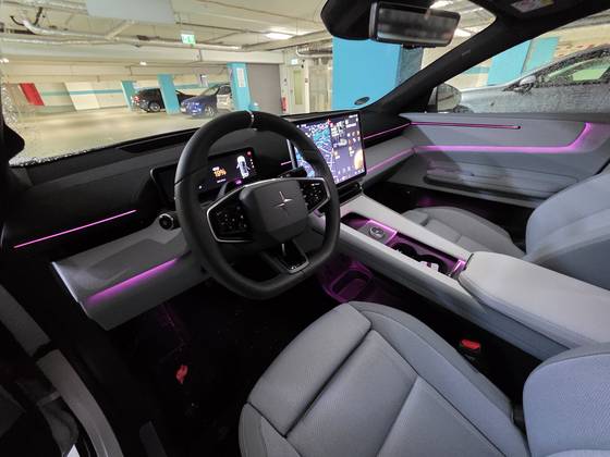 폴스타4를 운전석에서 탈 때의 모습. 15.4인치 센터 디스플레이에서 다양한 설정을 할 수 있다. 내부 버튼은 최소화해 심플한 디자인이다. 김효성 기자