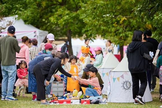 충남 서산 해미읍성에서 열린 축제 현장에서 어린이 관람객들이 프리마켓에서 물건을 팔고 있다. 서산 9경 가운데 한 곳인 해미읍성은 천주교 성지로도 잘 알려져 있다. [사진 서산시]