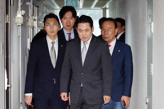 지난 18일 국민의힘 당원명부 데이터베이스 관리업체에 대한 압수수색이 시작되자 현장을 찾은 장동혁 국민의힘 대표. 연합뉴스