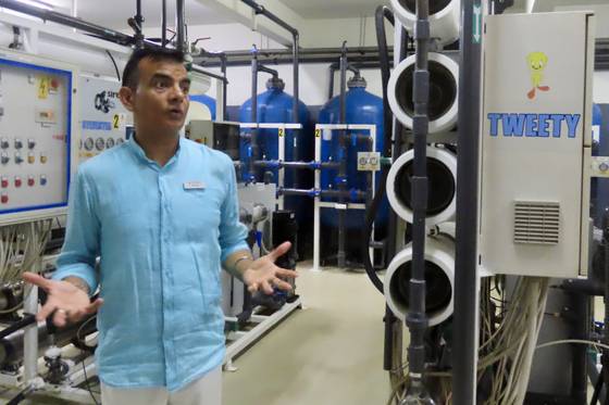 콘스탄스 무푸시의 수석 엔지니어인 아쇼크가 바닷물 담수화 과정을 설명하고 있다. 김홍준 기자