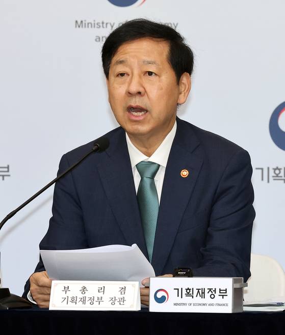 지난달 28일 구윤철 경제부총리가 정부세종청사에서 ‘2026년도 예산안’에 관해 설명하고 있다. [연합뉴스]