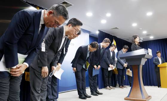 과학기술정보통신부와 금융위원회는 19일 정부서울청사에서 최근 발생한 해킹 사고에 대한 조사 및 대응 방향을 발표했다. 이날 류제명 과학기술정보통신부 제2차관과 권대영 금융위원회 부위원장이 합동 브리핑을 마친 뒤 KT와 롯데카드 관계자 등과 함께 고개를 숙이고 있다. [뉴시스]