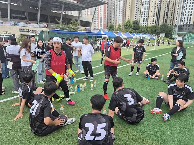 20일 하남종합운동장 보조경기장에서 열린 제51회 서울지역 축구대회에서 뉴스웨이 선수들이 전반전이 끝나고 작전 회의를 하고 있다. /김성후 선임기자