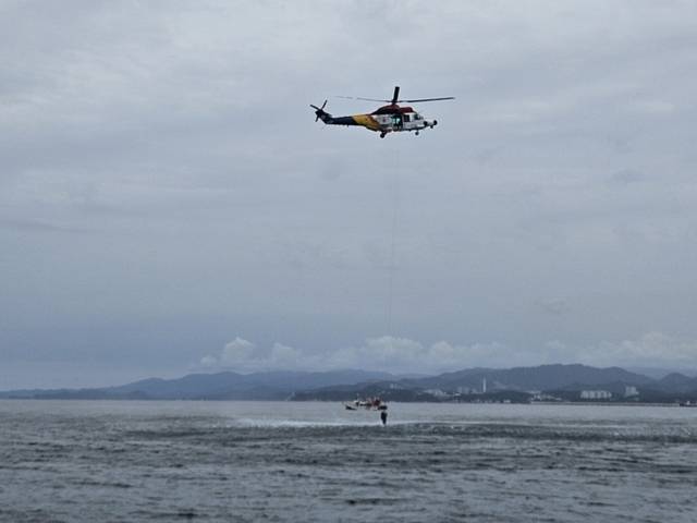 ▲ 동해해양경찰서는 지난 19일 묵호항 인근 해상에서 낚시어선과 레저보트 충돌사고 상황을 가정한 수난대비 기본훈련을 실시했다.