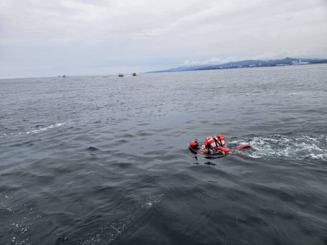 ▲ 동해해양경찰서는 지난 19일 묵호항 인근 해상에서 낚시어선과 레저보트 충돌사고 상황을 가정한 수난대비 기본훈련을 실시했다.
