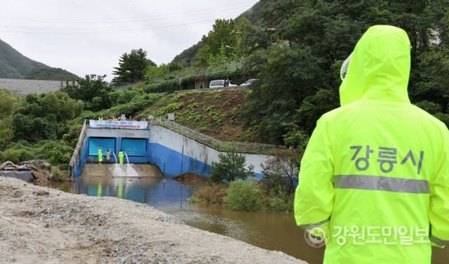 ▲ 20일 평창 도암댐 도수관로 비상 방류가 시작됐다. 강릉시 성산면 한국수력원자력 강릉수력발전소 방류구에서 방류수가 나오고 있다. 황선우 기자