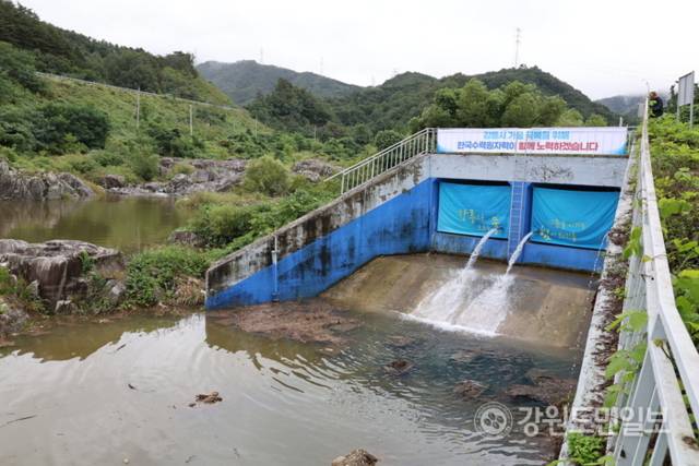 ▲ 20일 오후 1시쯤 평창 도암댐 도수관로 비상 방류가 시작됐다. 강릉시 성산면 한국수력원자력 강릉수력발전소 방류구에서 방류수가 나오고 있다. 황선우 기자