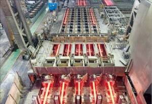 경북 포항 동국제강 제철소 공장의 제강 라인 스트랜드 공정. 형강 완제품을 만들기 위한 전 단계다.  /포항=성상훈 기자