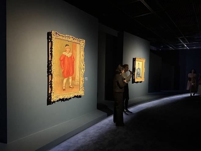 대비를 이루는 두 거장의 인물화. 르누아르는 빨강옷을 입고 있는 막내 아들의 사랑스러운 모습을 포착했고 세잔은 어두운 드레스에 무표정한 아내의 모습을 그렸다. 이해원 기자