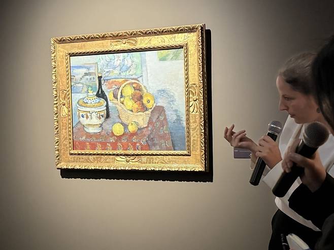 세잔의 정물화 앞에서 설명하고 있는 세실 지라르도 오랑주리 미술관 부관장. 이해원 기자