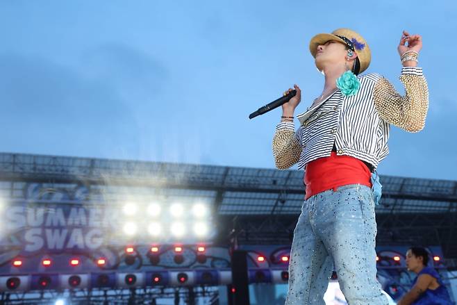 가수 지드래곤이 지난 6월 인천 서구 인천아시아드 주경기장에서 열린 '싸이 흠뻑쇼 SUMMER SWAG 2025-인천'에 깜짝 게스트로 등장해 노래를 부르고 있다.  /뉴스1