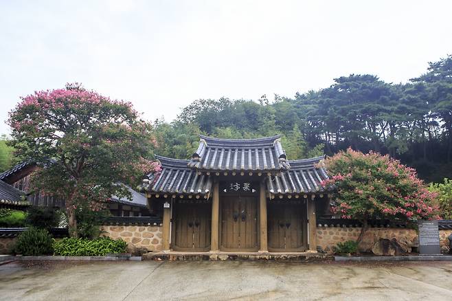 월출산 자락에 자리한 구림마을은 고즈넉한 한옥마을로 돌담과 고택 사이를 거닐다 보면 옛이야기의 주인공들이 금세 나타날 듯한 정취가 흐른다.