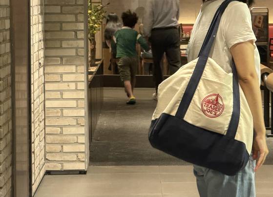 A customer at The Hyundai department store in Yeouido, Yeongdeungpo District, western Seoul. [CHO YONG-JUN]