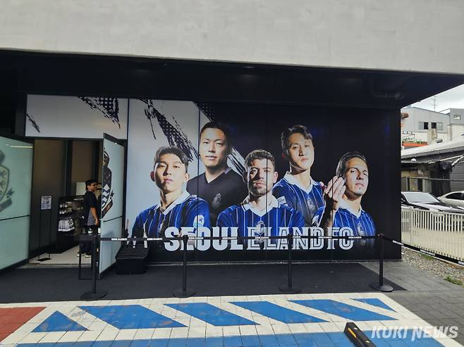 19일 오전 서울 성수동 무신사 스페이스에 마련된 서울 이랜드 팝업스토어 외관. 송한석 기자