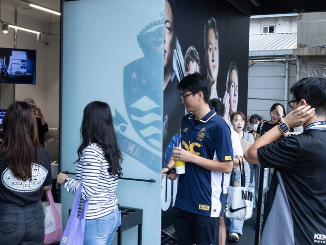 19일 오전 서울 성수동 무신사 스페이스에 마련된 서울 이랜드 팝업스토어에서 팬들이 입장하고 있다. 서울 이랜드 제공