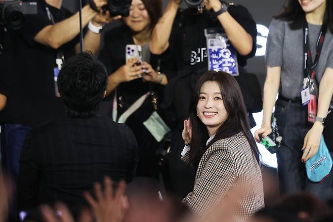 배우 한효주가 20일 부산 해운대구 우동 영화의전당에서 열린 제30회 부산국제영화제 '로맨틱 어나니머스' 야외 무대인사에서 관객들에게 인사하고 있다. 연합뉴스