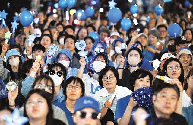 더불어민주당 지지자들이 대선 전날인 지난 6월 2일 서울 여의도공원 문화의마당에서 열린 이재명 당시 민주당 대선 후보의 마지막 유세에 참석해 LED 응원봉을 흔들며 환호하고 있다. 이병주 기자