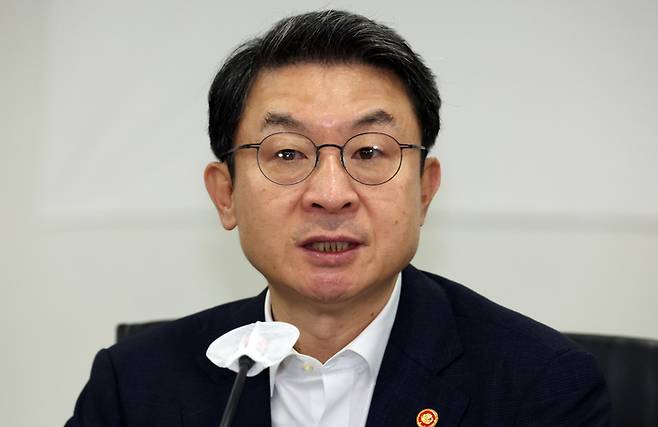 이억원 금융위원장(가운데)이 19일 서울 여의도 중소기업중앙회에서 열린 ‘제1차 생산적 금융 대전환 회의’에서 금융회사의 자본 규제 개편 방침을 밝히고 있다. [사진 = 뉴스1]