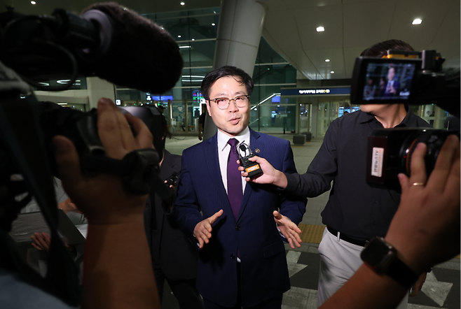 공항 나서며 답변하는 여한구 통상교섭본부장 [사진 = 연합뉴스]