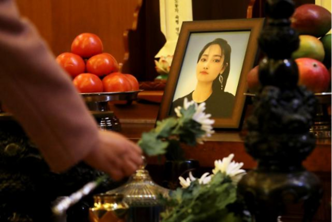 지난 2021년 2월 서울 종로구 법련사에서 캄보디아 이주노동자 A씨의 천도제가 열렸다. 조문객들이 A씨의 명복을 비는 모습. [사진 = 뉴스1]