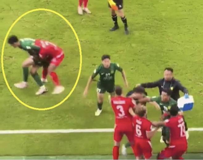 18일 열린 2025~2026시즌 아시아챔피언스리그2(ACL2) 조별리그 E조 1차전에서 베이징 궈안과 베트남 클럽 콩 안 하노이 선수들이 집단 난투극을 벌이는 모습 [사진 = 시니닷컴]