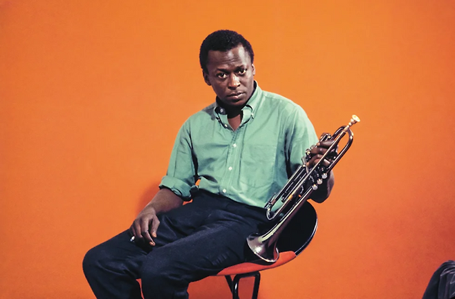 마일스 데이비스의 1958년 앨범 ‘마일스톤스(Milestones)’의 표지 사진. 70년 전 패션이라고 보기 힘들 정도로 세련된 차림이다. 이렇듯 흑인 사회에서 아이비스타일로 차려입는 행위는 그 자체로 백인 엘리트 문화에 도전하고 저항하는 것이었다. ‘블랙 아이비’라고 부르는 이 정치적 패션가 맞닿아 있는 인물 중에는 흑인 인권 운동가 마틴 루터 킹과 말콤 엑스도 있었다. [사진 출처=컬럼비아 레코드]|