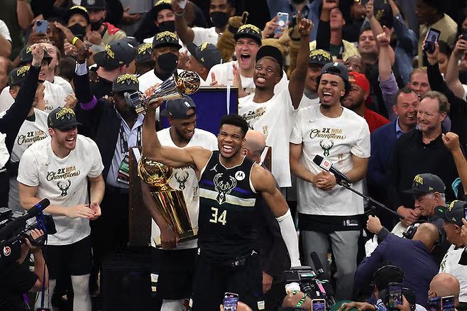 밀워키의 대표선수 야니스 아데토쿤보