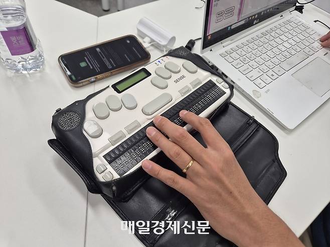 시각장애를 가진 교사들은 일반 자판 외에도 점자정보단말기를 추가로 사용하기도 한다.