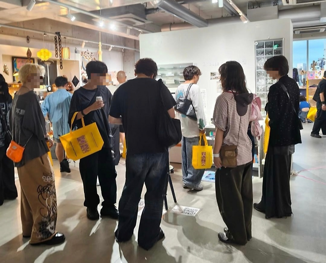 지난 13일부터 15일까지 일본 시부야에서 열리는 라이프스타일 팝업 ‘나츠 마츠리 25’에 참가헸다. 일본 고객들이 오늘의집 어플 오하우스 부스에 방문한 모습  [사진 = 오하우스재팬 인스타그램 캡처]