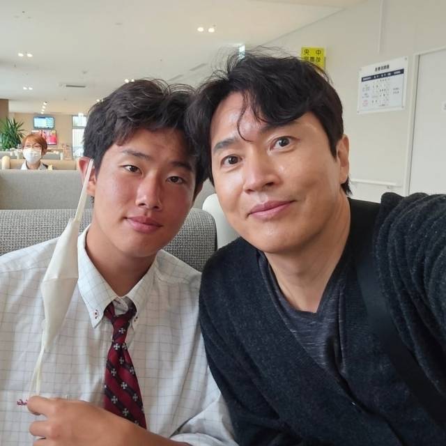 자식을 향한 아버지의 마음은 항상 사랑과 걱정이 공존한다. 아들 앞에서는 유명 가수라는 타이틀도 없었다. 그저 자식을 사랑하는 아버지만 있을 뿐이다. 김정민은 자신의 차남 다니 다이치(한국명 김도윤)를 응원했다. 다이치는 현재 일본 내에서도 주목받는 유망주로 평가받고 있다. 사진=김정민 SNS