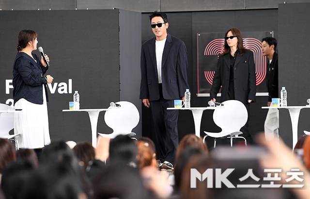 뒤늦게 무대에 오르는 배우들