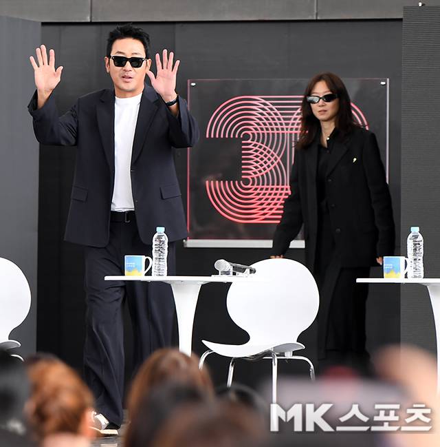 지각 입장한 하정우와 공효진