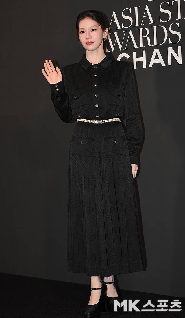 제30회 부산국제영화제 ‘2025 마리끌레르 아시아 스타 어워즈’가 18일 오후 부산 해운대구 파라다이스 호텔에서 열렸다. 포토타임 갖는 고윤정.