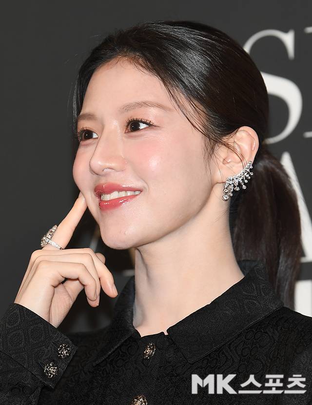 제30회 부산국제영화제 ‘2025 마리끌레르 아시아 스타 어워즈’가 18일 오후 부산 해운대구 파라다이스 호텔에서 열렸다. 포토타임 갖는 고윤정.