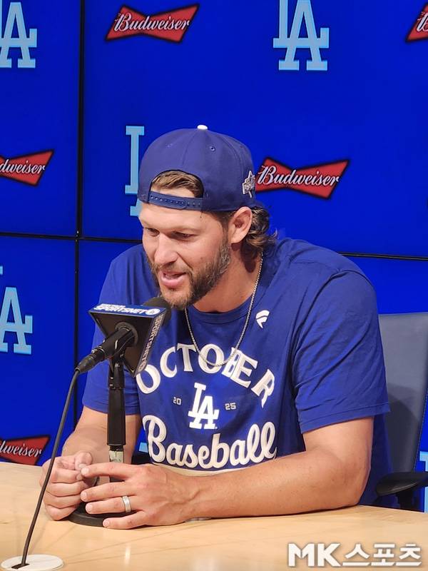 커쇼가 경기 후 인터뷰를 갖고 있다. 사진(美 로스앤젤레스)= 김재호 특파원