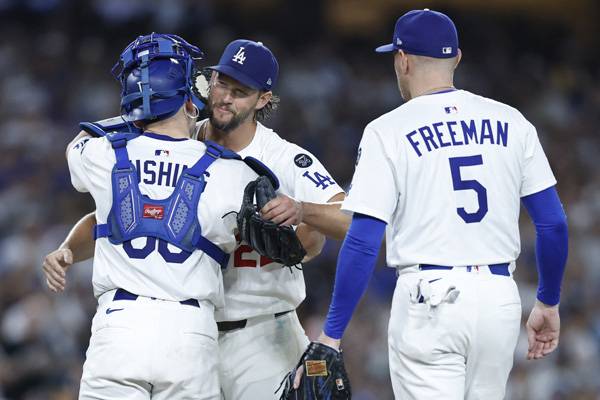 커쇼가 마운드를 내려가기전 포수 달튼 러싱과 포옹을 나누고 있다. 사진= Getty Images/AFP= 연합뉴스 제공